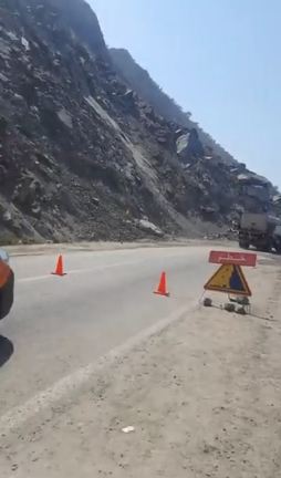 بالصور.. انقطاع الطريق الرابطة بين الحسيمة وتطوان بسبب سقوط أحجار صخرية كبيرة الحجم