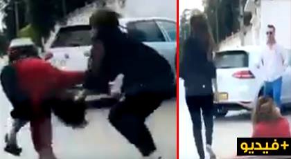 فيديو يشعل الفايسبوك.. زوجة "سلخات" صديقة زوجها وسط الشارع فيديو يشعل الفايسبوك.. زوجة "سلخات" صديقة زوجها وسط الشارع
