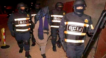 الدريوش.. عناصر "البسيج" يعتقلون "داعشيا" بعد مداهمة منزله فجرا بمدينة ميضار الدريوش.. عناصر "البسيج" يعتقلون "داعشيا" بعد مداهمة منزله فجرا بمدينة ميضار