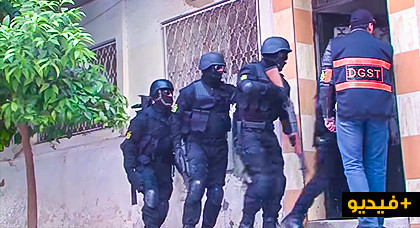 شاهدوا لحظة مداهمة عناصر "البسيج" الملثمين منزلا واعتقال المتهم بتخطيطات ارهابية لصالح داعش شاهدوا لحظة مداهمة عناصر "البسيج" الملثمين منزلا واعتقال المتهم بتخطيطات ارهابية لصالح داعش