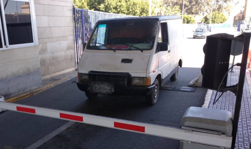 أمن الحدود بمليلية يلقي القبض على مغربيين يزوران السيارات المستعملة في التهريب المعيشي أمن الحدود بمليلية يلقي القبض على مغربيين يزوران السيارات المستعملة في التهريب المعيشي