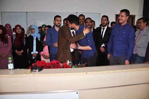 طلبة ماستر العقود والأعمال يحتفون بأستاذهم الدكتور جمال الطاهري طلبة ماستر العقود والأعمال يحتفون بأستاذهم الدكتور جمال الطاهري