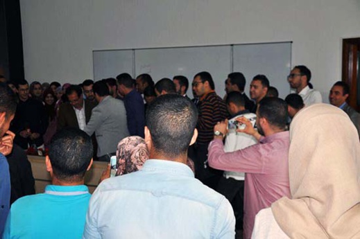 طلبة ماستر العقود والأعمال يحتفون بأستاذهم الدكتور جمال الطاهري طلبة ماستر العقود والأعمال يحتفون بأستاذهم الدكتور جمال الطاهري