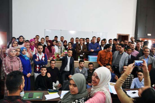 طلبة ماستر العقود والأعمال يحتفون بأستاذهم الدكتور جمال الطاهري طلبة ماستر العقود والأعمال يحتفون بأستاذهم الدكتور جمال الطاهري