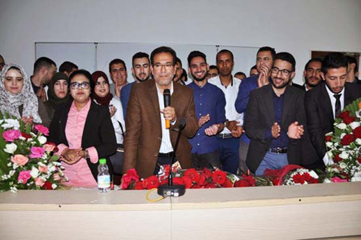 طلبة ماستر العقود والأعمال يحتفون بأستاذهم الدكتور جمال الطاهري طلبة ماستر العقود والأعمال يحتفون بأستاذهم الدكتور جمال الطاهري