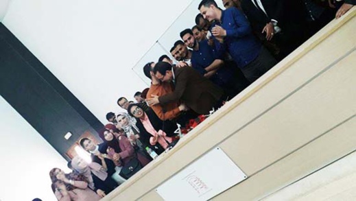 طلبة ماستر العقود والأعمال يحتفون بأستاذهم الدكتور جمال الطاهري طلبة ماستر العقود والأعمال يحتفون بأستاذهم الدكتور جمال الطاهري