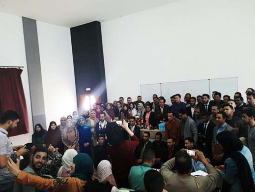 طلبة ماستر العقود والأعمال يحتفون بأستاذهم الدكتور جمال الطاهري طلبة ماستر العقود والأعمال يحتفون بأستاذهم الدكتور جمال الطاهري