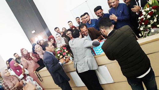 طلبة ماستر العقود والأعمال يحتفون بأستاذهم الدكتور جمال الطاهري طلبة ماستر العقود والأعمال يحتفون بأستاذهم الدكتور جمال الطاهري