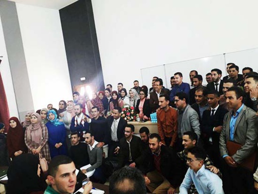 طلبة ماستر العقود والأعمال يحتفون بأستاذهم الدكتور جمال الطاهري طلبة ماستر العقود والأعمال يحتفون بأستاذهم الدكتور جمال الطاهري