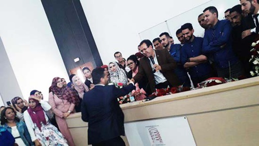 طلبة ماستر العقود والأعمال يحتفون بأستاذهم الدكتور جمال الطاهري طلبة ماستر العقود والأعمال يحتفون بأستاذهم الدكتور جمال الطاهري