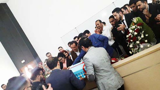 طلبة ماستر العقود والأعمال يحتفون بأستاذهم الدكتور جمال الطاهري طلبة ماستر العقود والأعمال يحتفون بأستاذهم الدكتور جمال الطاهري