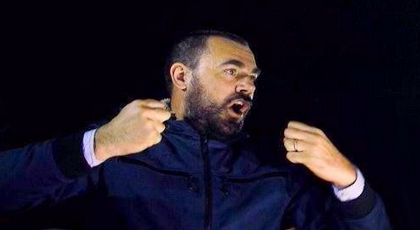 الزفزافي ورفاقه "ينفجرون" وسط المحاكمة ويصفونها بـ"المسرحية" والقاضي يرفع الجلسة الزفزافي ورفاقه "ينفجرون" وسط المحاكمة ويصفونها بـ"المسرحية" والقاضي يرفع الجلسة