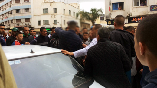 في أول أيام رمضان.. مواطن يتشاجر مع شرطي مرور ويلوذ بالفرار قبل أن يتم إعتقاله في أول أيام رمضان.. مواطن يتشاجر مع شرطي مرور ويلوذ بالفرار قبل أن يتم إعتقاله