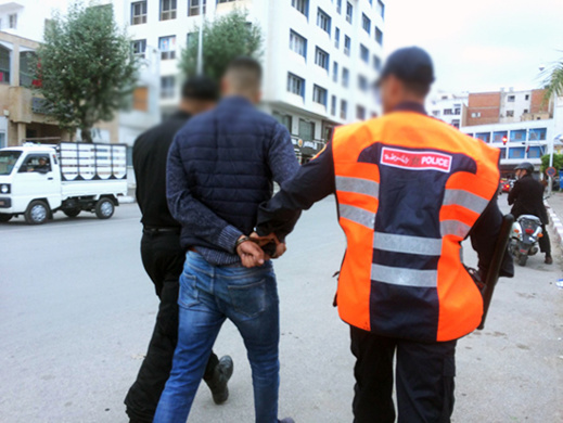 في أول أيام رمضان.. مواطن يتشاجر مع شرطي مرور ويلوذ بالفرار قبل أن يتم إعتقاله في أول أيام رمضان.. مواطن يتشاجر مع شرطي مرور ويلوذ بالفرار قبل أن يتم إعتقاله