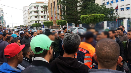 في أول أيام رمضان.. مواطن يتشاجر مع شرطي مرور ويلوذ بالفرار قبل أن يتم إعتقاله في أول أيام رمضان.. مواطن يتشاجر مع شرطي مرور ويلوذ بالفرار قبل أن يتم إعتقاله