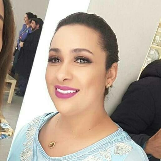 مونية مزياني فنانة طموحة تتخطّى العراقيل وترتقي فوق الجراح وتصبو للقمة بهدوء..