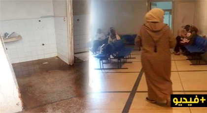 فضيحة بالفيديو.. أكبر مستشفى بالعاصمة بدون أطباء والمرضى يفترشون الأرض في عز رمضان