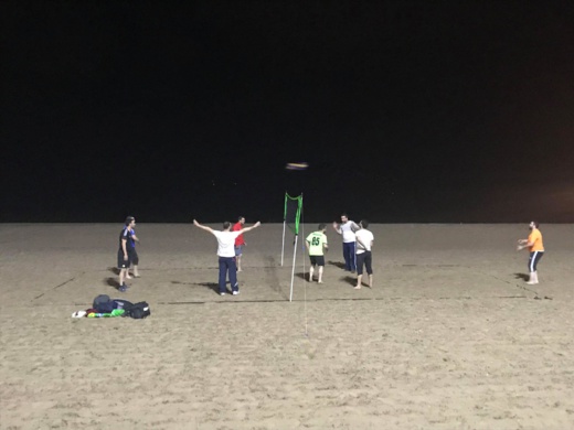 هكذا يمارس ناظوريون رياضة كرة الطائرة في رمضان بالشاطئ الاصطناعي لكورنيش مارتشيكا 