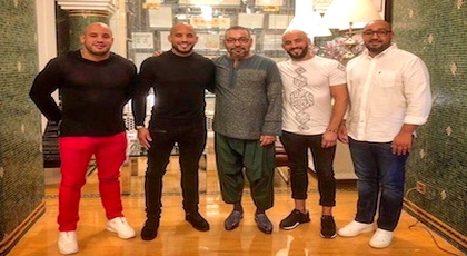 بالصور.. الملك يتقاسم مائدة الإفطار مع الملاكم أبو زعيتر وإخوته في قصره بالرباط بالصور.. الملك يتقاسم مائدة الإفطار مع الملاكم أبو زعيتر وإخوته في قصره بالرباط