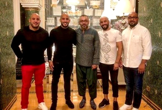 بالصور.. الملك يتقاسم مائدة الإفطار مع الملاكم أبو زعيتر وإخوته في قصره بالرباط