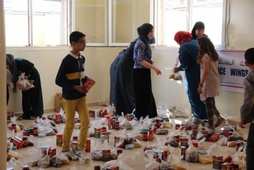 أجنحة السلام تدخل الفرحة على 130 أسرة من خلال توزيع قفف الخير في إطار حملة عشرة دراهم. أجنحة السلام تدخل الفرحة على 130 أسرة من خلال توزيع قفف الخير في إطار حملة عشرة دراهم.