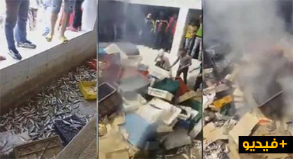 مقاطعة السمك.. مواطنون يحتجون على ارتفاع أثمان الأسماك بإحراق صناديقها بسوق أسبوعي مقاطعة السمك.. مواطنون يحتجون على ارتفاع أثمان الأسماك بإحراق صناديقها بسوق أسبوعي