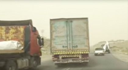 مطاردة هوليودية للدرك الملكي تسفر عن حجز شاحنتين محملتين بعجلات وملابس مهربة بتزطوطين مطاردة هوليودية للدرك الملكي تسفر عن حجز شاحنتين محملتين بعجلات وملابس مهربة بتزطوطين