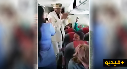مثير: شيخات يحدثن ضجيجا عارما بواسطة البندير على متن طائرة "لارام" وسط استغراب سياح أجانب مثير: شيخات يحدثن ضجيجا عارما بواسطة البندير على متن طائرة "لارام" وسط استغراب سياح أجانب