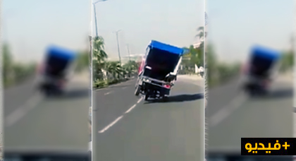 بالفيديو.. شاهدوا سائق "تريبورتر" متهور يثير سخطا في مواقع التواصل الاجتماعي بالفيديو.. شاهدوا سائق "تريبورتر" متهور يثير سخطا في مواقع التواصل الاجتماعي