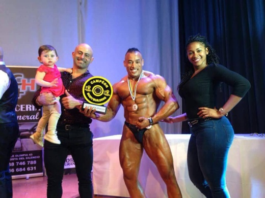 الناظوري "عزيز بيرو" يتوج بجائزة "أجمل جسم" بعد إحرازه لقب بطولة كمال الأجسام بجزر كناريا الناظوري "عزيز بيرو" يتوج بجائزة "أجمل جسم" بعد إحرازه لقب بطولة كمال الأجسام بجزر كناريا