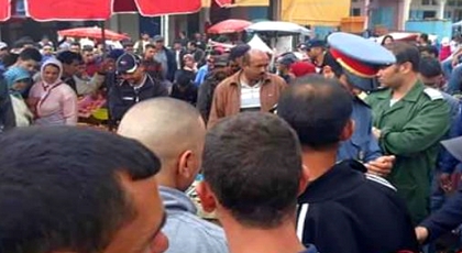 مثير.. نائب رئيس جماعة بالحسيمة يتسبب في اعتقال 7 نشطاء بعد شكاية يتهمهم بتحريض الساكنة على "مقاطعة" السمك مثير.. نائب رئيس جماعة بالحسيمة يتسبب في اعتقال 7 نشطاء بعد شكاية يتهمهم بتحريض الساكنة على "مقاطعة" السمك