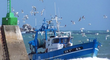 قوارب صيد السمك تتورط في نقل "رزم الحشيش" بسواحل الريف
