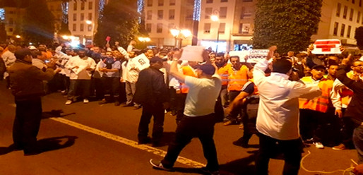 عمال شركة "سنطرال" في وقفة احتجاجية ليلية أمام البرلمان وهذه مطالبهم عمال شركة "سنطرال" في وقفة احتجاجية ليلية أمام البرلمان وهذه مطالبهم