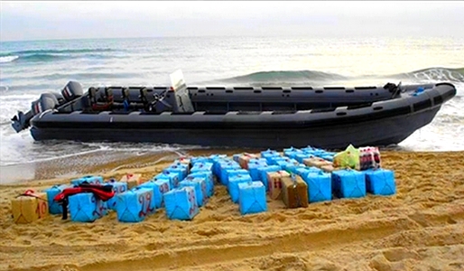 البحرية الملكية تحجز طن من الحشيش على متن زورق بسواحل الحسيمة البحرية الملكية تحجز طن من الحشيش على متن زورق بسواحل الحسيمة