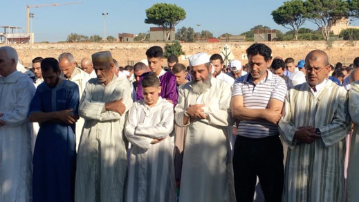 مئات المسلمين يؤدون صلاة عيد الفطر بمدينة مليلية المحتلة في أجواء عائلية مئات المسلمين يؤدون صلاة عيد الفطر بمدينة مليلية المحتلة في أجواء عائلية