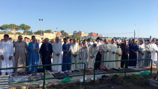 مئات المسلمين يؤدون صلاة عيد الفطر بمدينة مليلية المحتلة في أجواء عائلية مئات المسلمين يؤدون صلاة عيد الفطر بمدينة مليلية المحتلة في أجواء عائلية