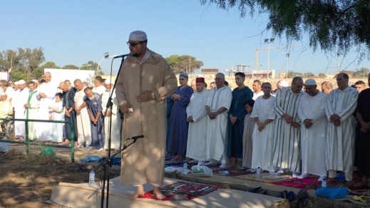 مئات المسلمين يؤدون صلاة عيد الفطر بمدينة مليلية المحتلة في أجواء عائلية