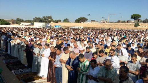 مئات المسلمين يؤدون صلاة عيد الفطر بمدينة مليلية المحتلة في أجواء عائلية