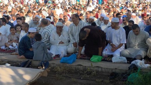 مئات المسلمين يؤدون صلاة عيد الفطر بمدينة مليلية المحتلة في أجواء عائلية