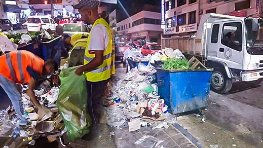 جماعة الناظور تستنفر شاحناتها وعمالها لإجلاء مخلفات الباعة الجائلين وسط المدينة