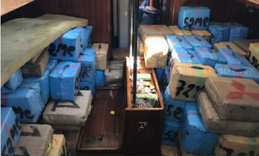 البحرية الاسبانية تعترض قاربا محملا ب 10 أطنان من الحشيش المغربي تقدر قيمته بـ 13 مليون يورو البحرية الاسبانية تعترض قاربا محملا ب 10 أطنان من الحشيش المغربي تقدر قيمته بـ 13 مليون يورو