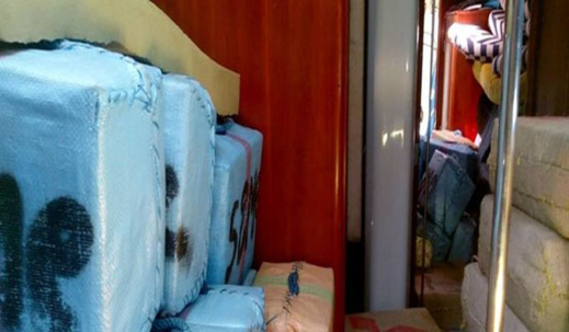 البحرية الاسبانية تعترض قاربا محملا ب 10 أطنان من الحشيش المغربي تقدر قيمته بـ 13 مليون يورو البحرية الاسبانية تعترض قاربا محملا ب 10 أطنان من الحشيش المغربي تقدر قيمته بـ 13 مليون يورو