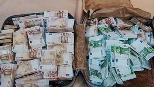 إحباط محاولة تهريب حوالي نصف مليون درهم بالعملة الصعبة إحباط محاولة تهريب حوالي نصف مليون درهم بالعملة الصعبة