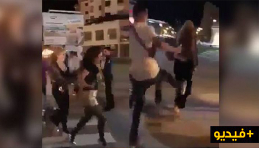 صادم وبالفيديو.. هجوم على فتاتين بكورنيش المدينة بسبب لباسهما 