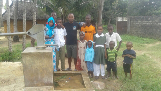 مؤثر بالصور.. سكان جزيرة فقيرة بكينيا تدعو للناظوري بوهدوز وتشكره على بنائه سقاية ماء للمعوزين مؤثر بالصور.. سكان جزيرة فقيرة بكينيا تدعو للناظوري بوهدوز وتشكره على بنائه سقاية ماء للمعوزين