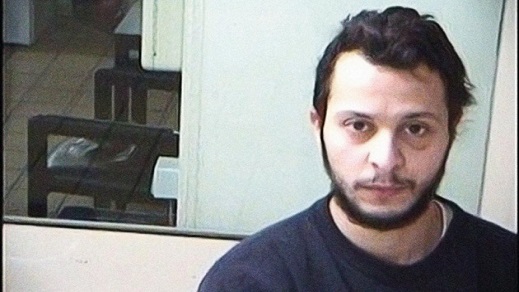 نقل المتطرف صلاح عبد السلام إلى المستشفى في حالة حرجة بسبب إلتهاب خطير
