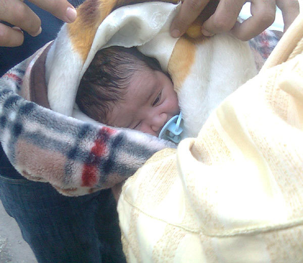 العثور على رضيع بحي الامل بزايو العثور على رضيع بحي الامل بزايو