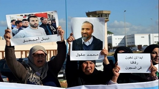 معتقلو الريف يبعثون برسائل وداع مؤثرة لعائلاتهم قبل النطق بالحكم: لا تحزنوا.. الله سينصرنا معتقلو الريف يبعثون برسائل وداع مؤثرة لعائلاتهم قبل النطق بالحكم: لا تحزنوا.. الله سينصرنا