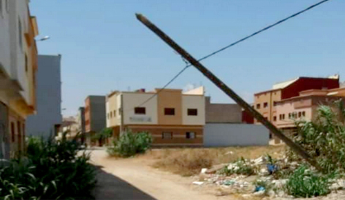 عمود للتيار الكهربائي يهدد ساكنة "عاريض" بالناظور والمكتب الوطني ينتظر وقوع الكارثة للتدخل