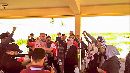 عائلات المعتقلين تنظم وقفة احتجاجية أمام سجن عكاشة تنديدا بالاحكام ضد أبنائها عائلات المعتقلين تنظم وقفة احتجاجية أمام سجن عكاشة تنديدا بالاحكام ضد أبنائها